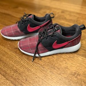 Nike Roshe One SE Red and Gray Model 859605-003 Youth size 6 Women's 7.5